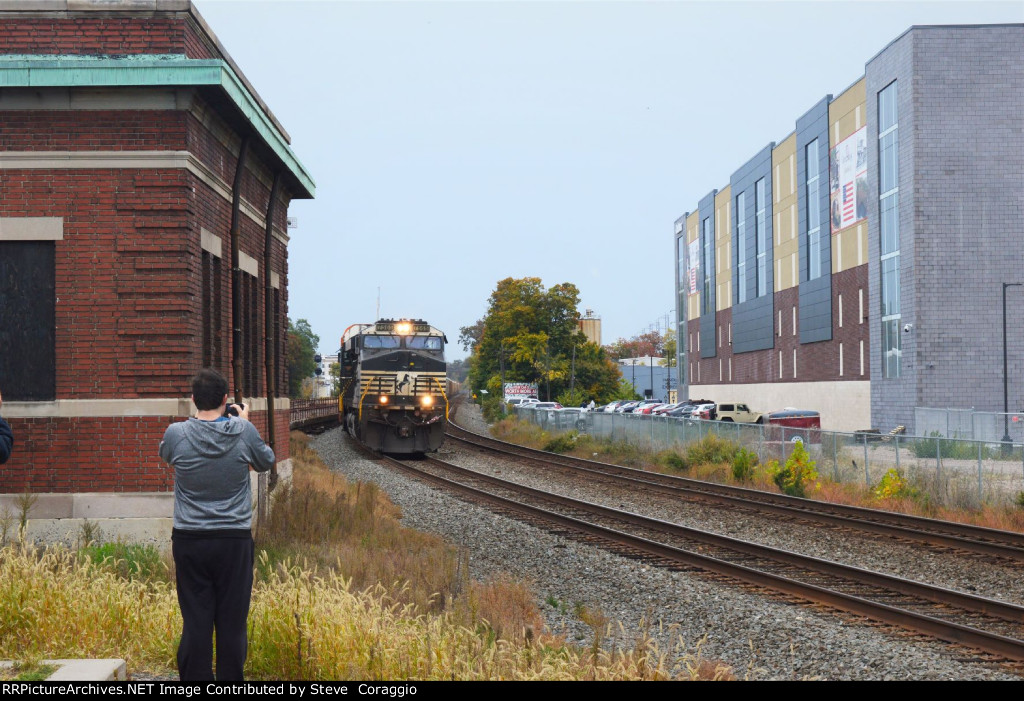 Railfan Catching NS 11N before the Old CNJ Station